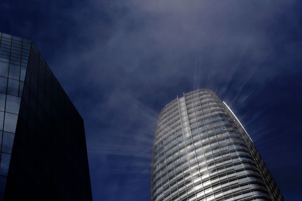Light reflects off glass panels on Salesforce Tower through the fog in San Francisco on July 31, 2018. (Carlos Avila Gonzalez/The San Francisco Chronicle via Getty Images)